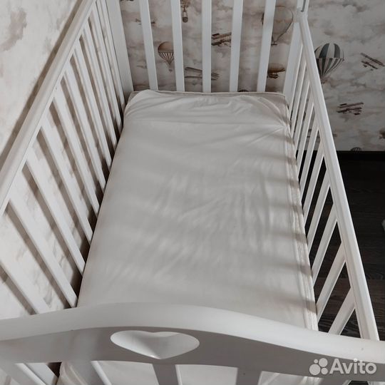 Детская кроватка с маятником и матрасом