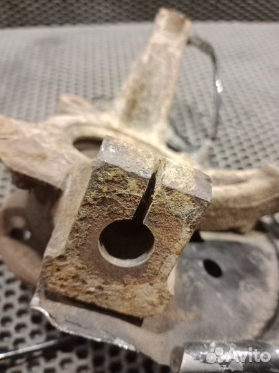 Поворотный кулак передний правый Renault Logan 2