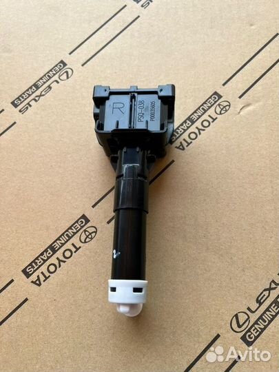 Форсунка омывателя фар правая