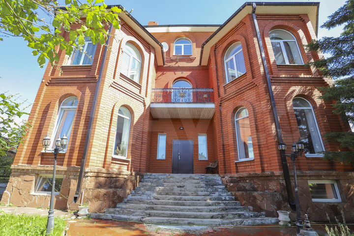 Дом 770 м² на участке 12 сот.