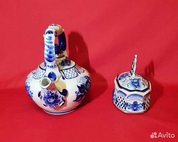 Чайник и шкатулка. Гжель