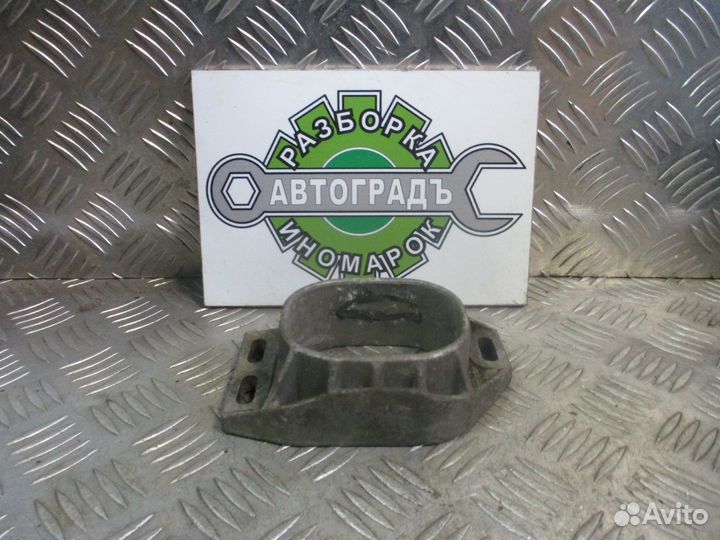 Кронштейн двигателя передний Volkswagen Passat B5