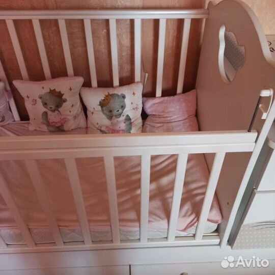 Детская кровать с маятником и комодом