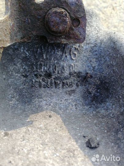 Кулак поворотный передний правый Volkswagen Passat