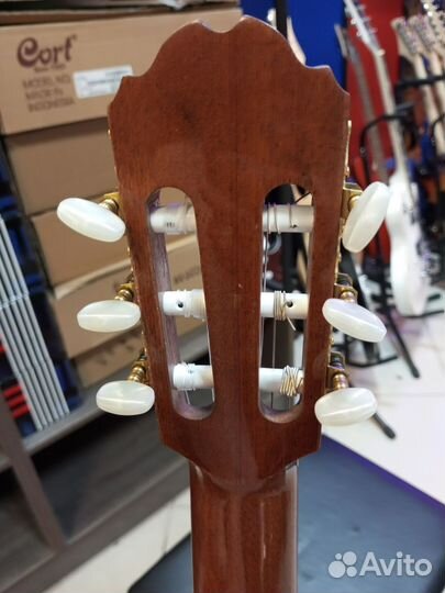 Классическая гитара из массива красного кедра