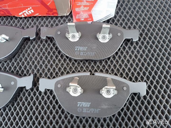 Передние тормозные колодки BMW E60 E65 TRW GDB1558