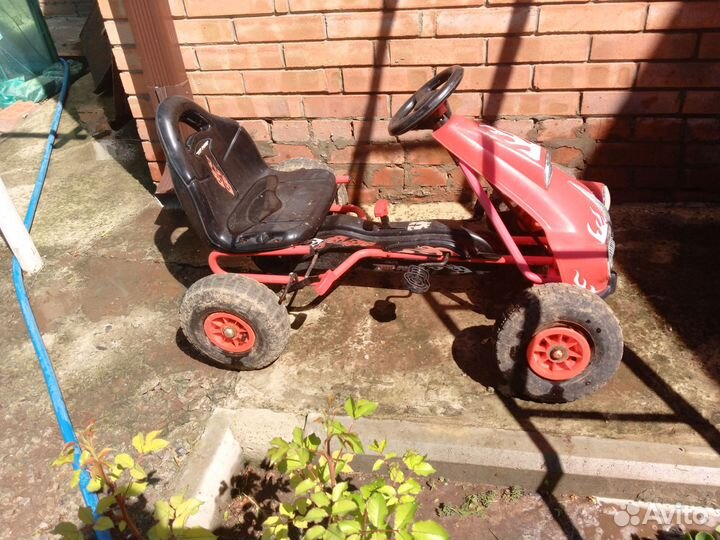 Детская машинка на педалях