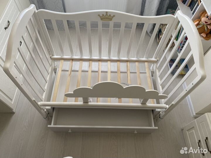 Детская кроватка с маятником