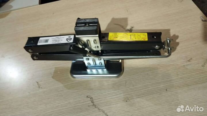 Домкрат автомобильный