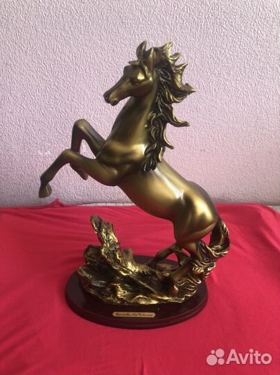 Статуэтка конь