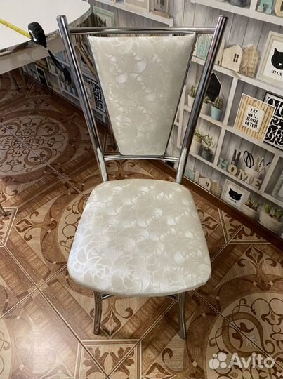 Кухонный стол и стулья в хорошем состоянии