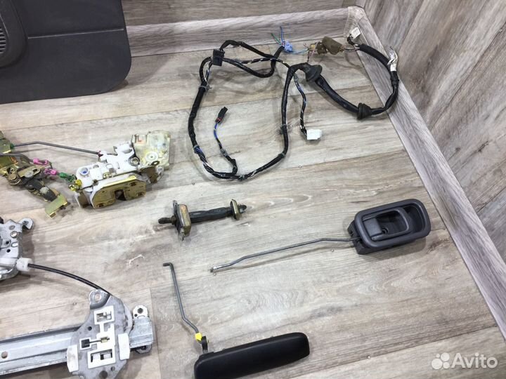 Комплектующие задней правой двери Nissan NP300