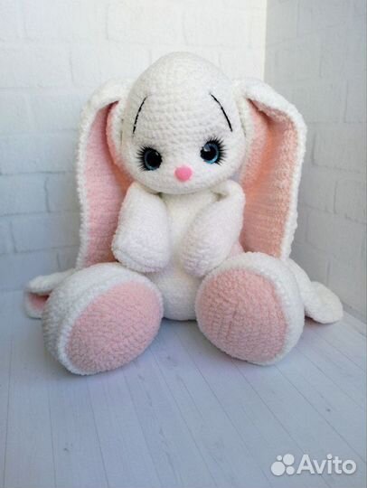 Вязаная игрушка заяц