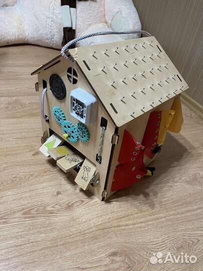 Бизиборд домик