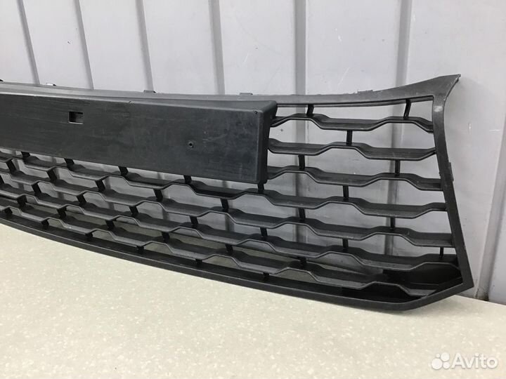 Решетка в бампер центральная Mitsubishi Pajero Mon