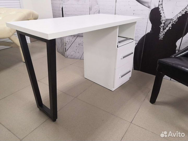 Маникюрный стол