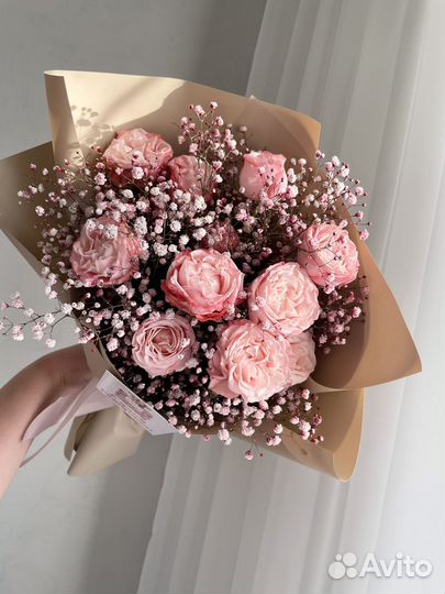 Букет из кустовых пионовидных роз и гипсофилы