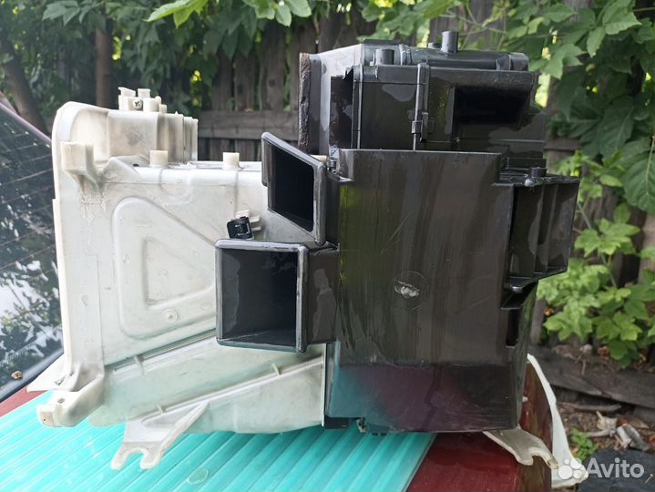 Корпус радиатора печки Nissan avenir 1992