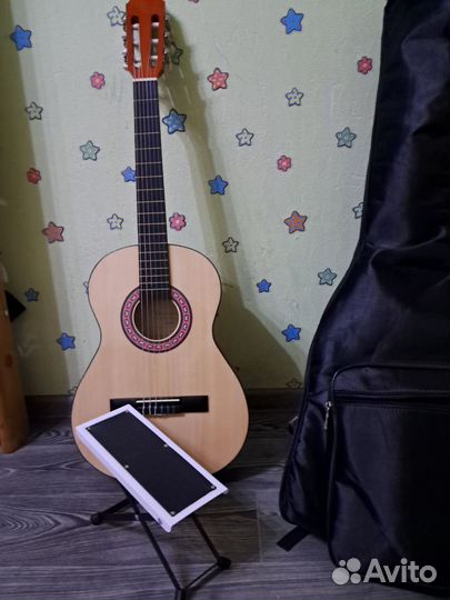 Гитара 3/4 + подставка для ног + тёплый чехол