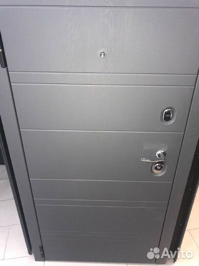 Входная дверь с зеркалом 