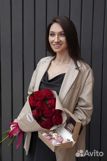 Красные розы + клубника в шоколаде