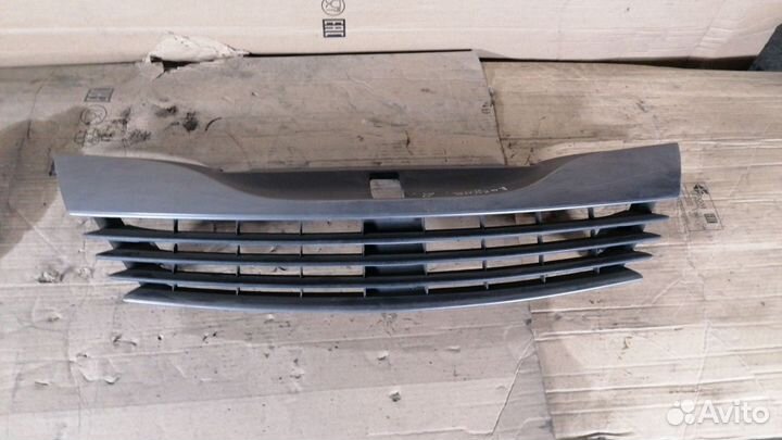 Решетка радиатора Рено Лагуна 2002г оригинал