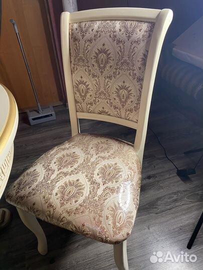 Кухонный стол и стулья