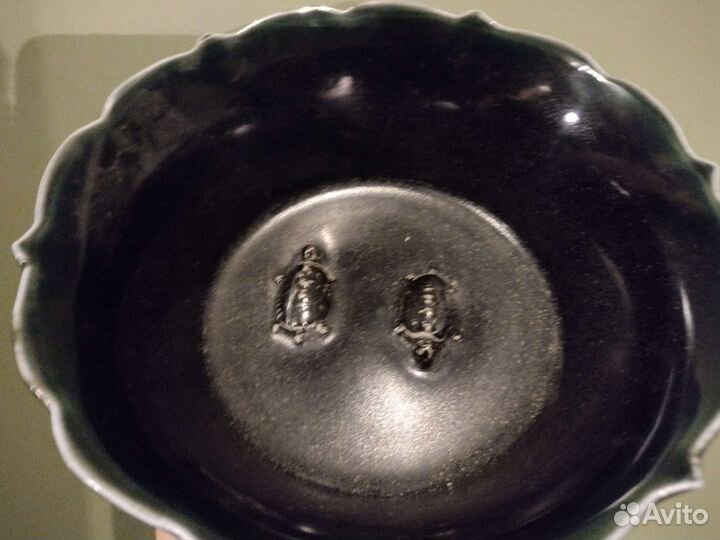 Чёрное керамическое антикварное блюдо с черепахами