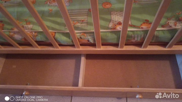 Детская кроватка с маятником и ящиком