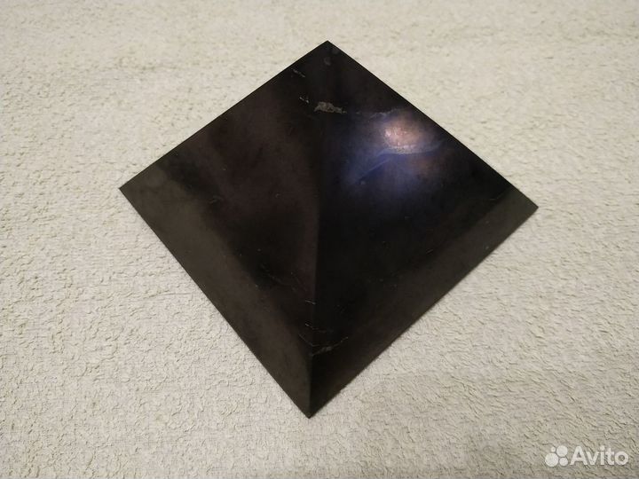 Шунгитовая пирамида полированная 12х12 см