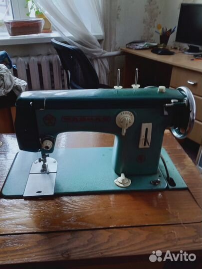 Швейная машинка Чайка 2