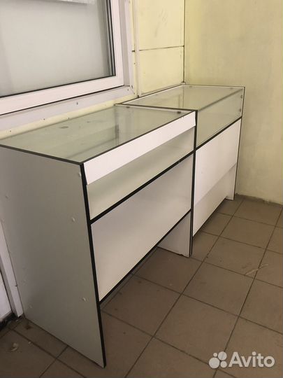 Торговый прилавок со стеклом