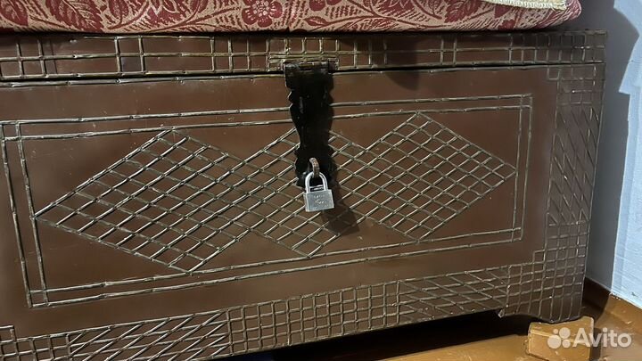 Сундук старинный