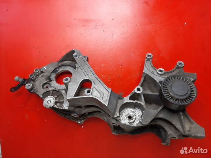 Кронштейн генератора Audi A4 B8 caga 2.0 2009