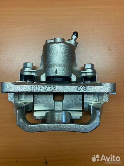 Суппорт тормозной левый Toyota