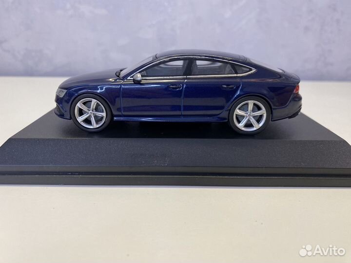 Коллекционная модель авто audi rs7 в масштабе 1.43