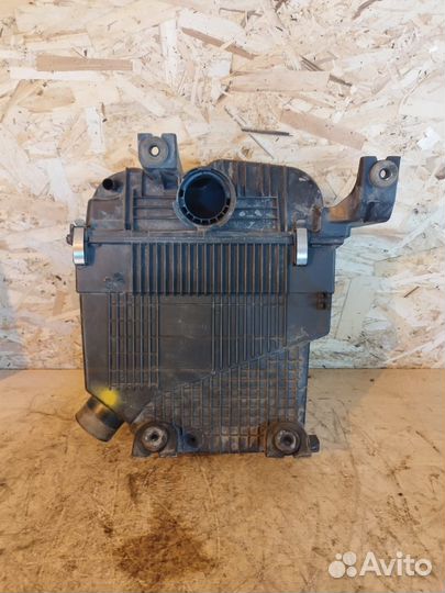 Корпус воздушного фильтра Renault Logan 2