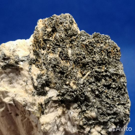 Уралит и хлорит на кристаллах альбита