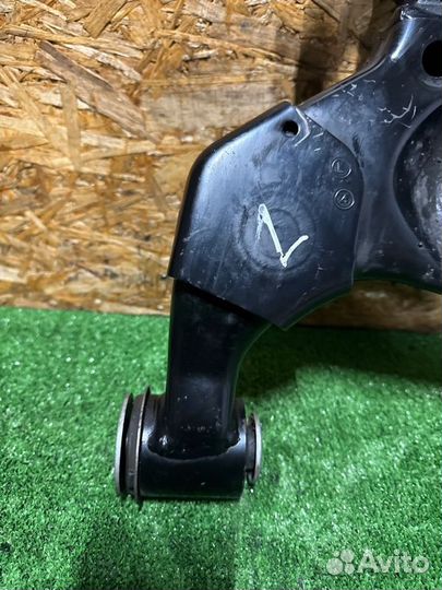 Рычаг нижний передний левый Toyota Hilux 8 8 2.8