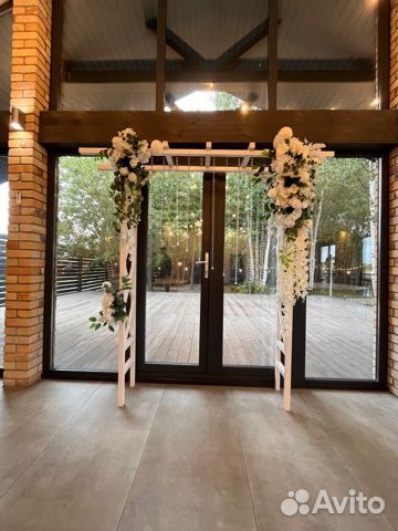 Арка свадебная, цветы на президиум, 4 стойки с цве