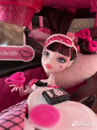 Кукла Монстер Хай Дракулаура и кровать в коробке