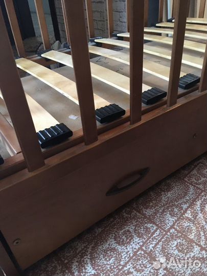 Детская кроватка с маятником и ящиком