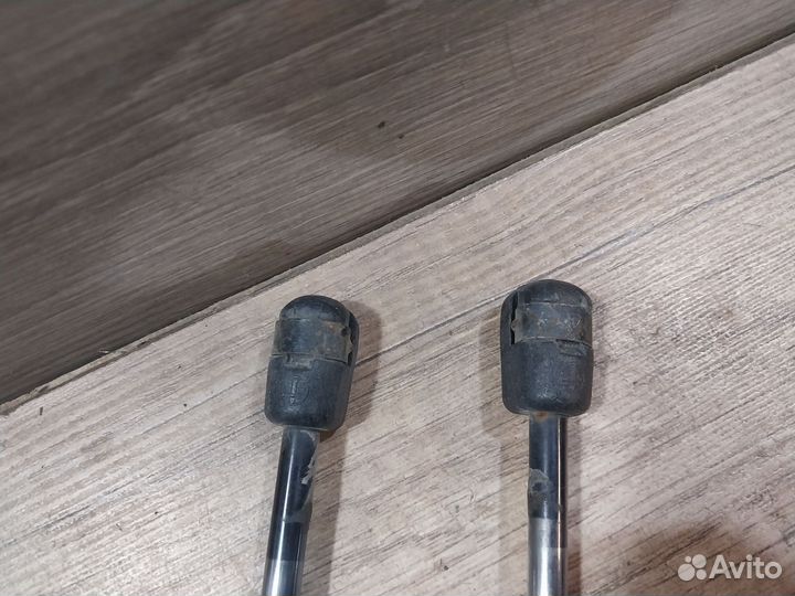 Амортизаторы крышки багажника Volkswagen Bora