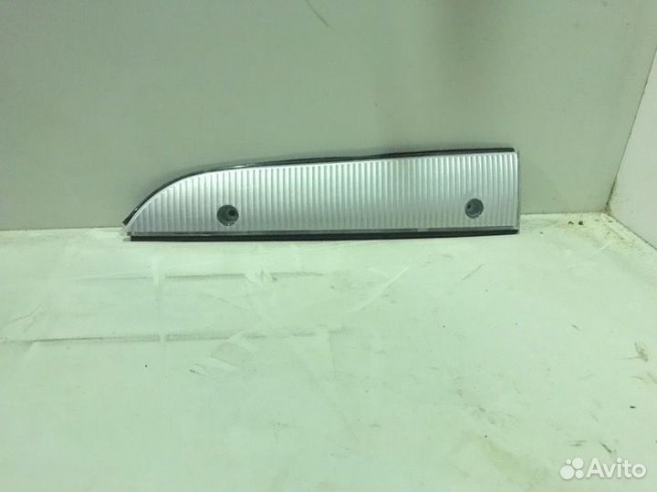 Молдинг фары левый Isuzu Elf 1998-2004