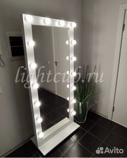 Напольное зеркало