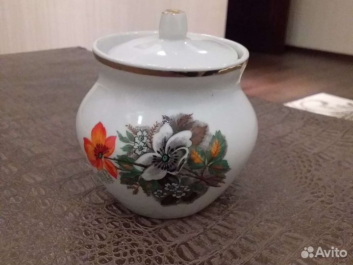 Сахарницы, заварочные чайники, подсвечник