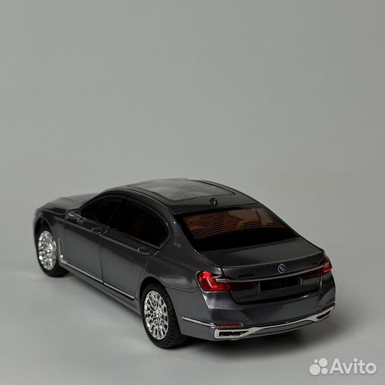 Модель машины 1:24 BMW 7 бмв 7