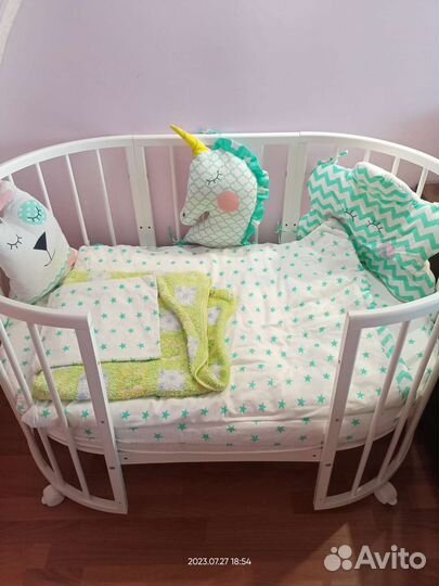 Детская кроватка с маятником