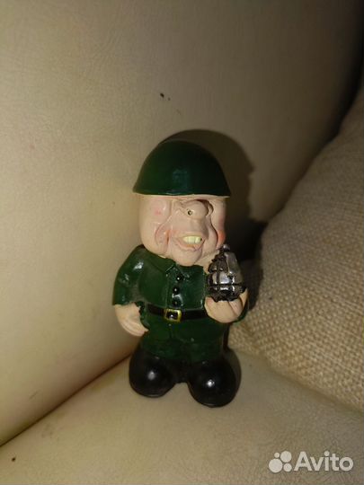 Фигурка солдата с гранатой