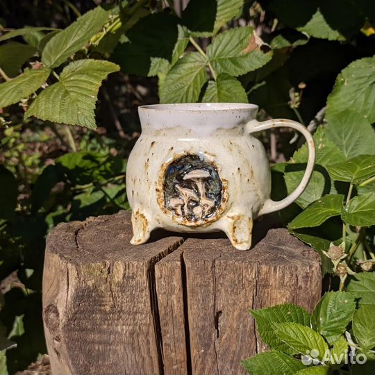 Керамическая кружка на четырёх ножках